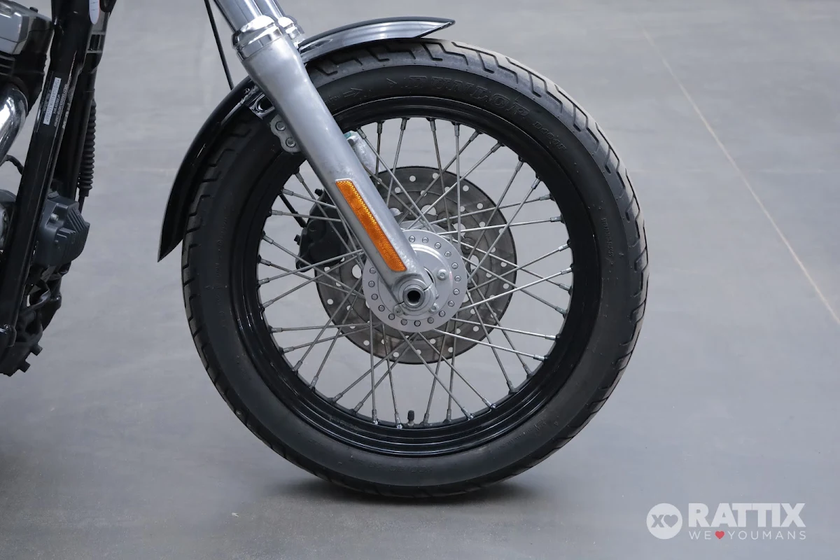 HARLEY DAVIDSON Dyna Street Bob 1584