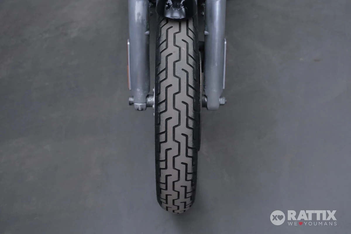 HARLEY DAVIDSON Dyna Street Bob 1584