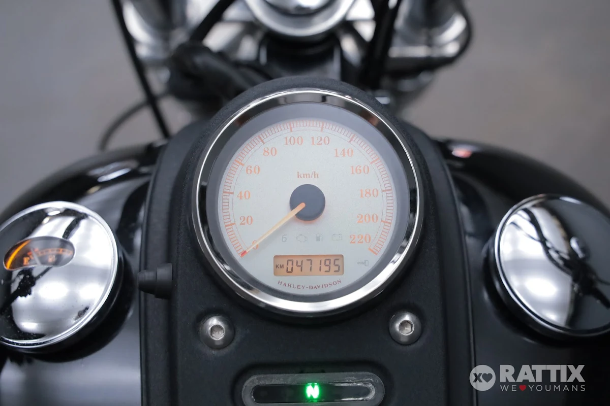 HARLEY DAVIDSON Dyna Street Bob 1584
