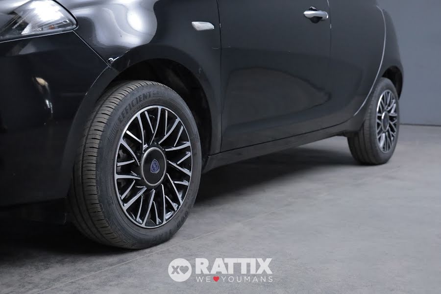 Lancia Ypsilon 1.0 Firefly Hybrid 70CV Platino  Nero Vulcano  Aziendale foto 4