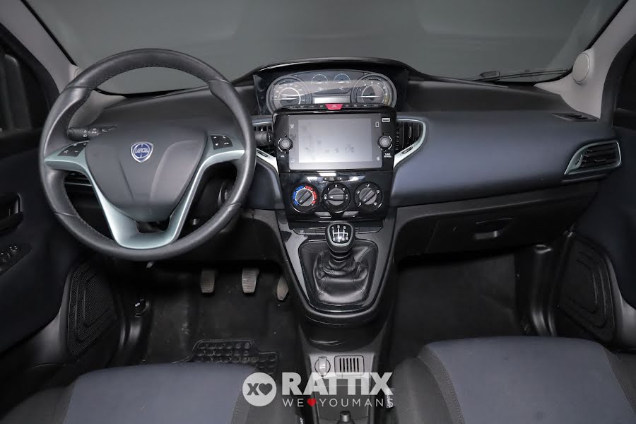 Lancia Ypsilon 1.0 Firefly Hybrid 70CV Platino  Nero Vulcano  Aziendale foto 9