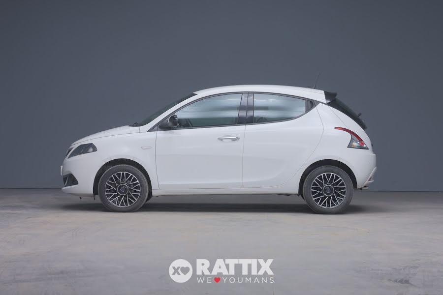 Lancia Ypsilon 1.0 Firefly Hybrid 70CV Platino  Bianco Neve  Aziendale foto 2