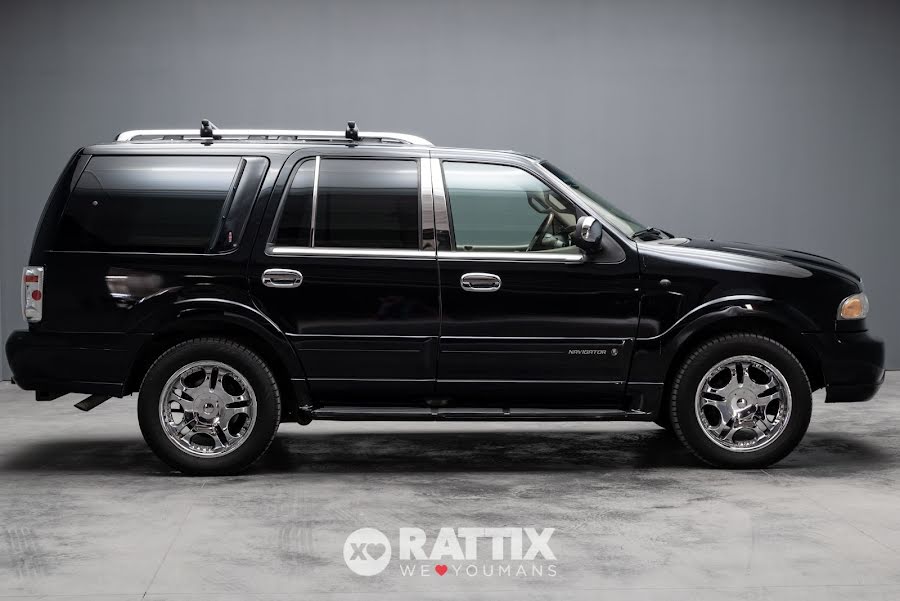 Lincoln Navigator 5.4 V8 GPL 300CV 4WD 7p.ti + barre portatutto Nero  Usato foto 2