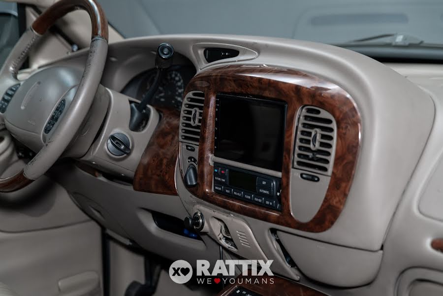 Lincoln Navigator 5.4 V8 GPL 300CV 4WD 7p.ti + barre portatutto Nero  Usato foto 13