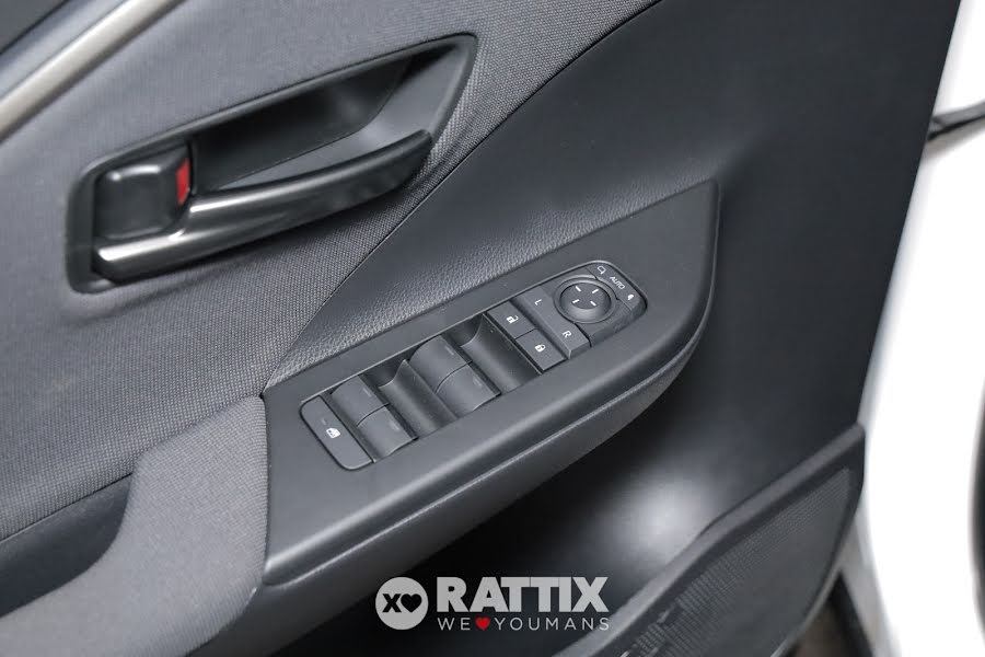 Toyota C-HR 2.0 phev Trend Eco e-cvt Super White   Km 0 foto 33