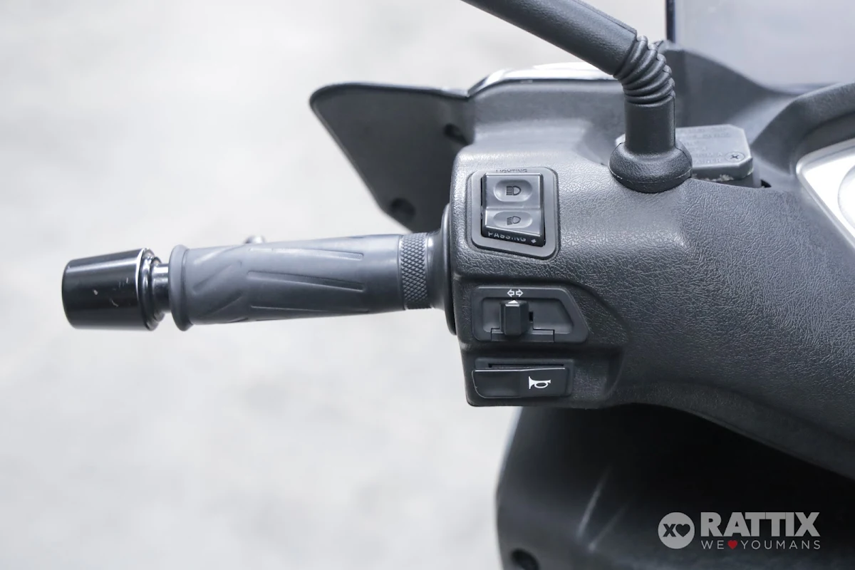 YAMAHA X-Max 250 Momo Design my10