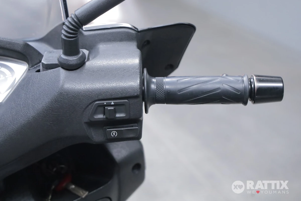 YAMAHA X-Max 250 Momo Design my10